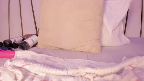 Snapshot of _tinyrousse_ chatting on February 3, 2025, 10:43 pm Rousse online show from February 3, 2025, 10:43 pm