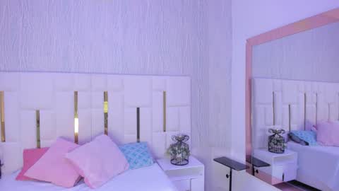 Snapshot of _tinyrousse_ chatting on October 5, 2025, 7:01 pm Rousse online show from October 5, 2025, 7:01 pm