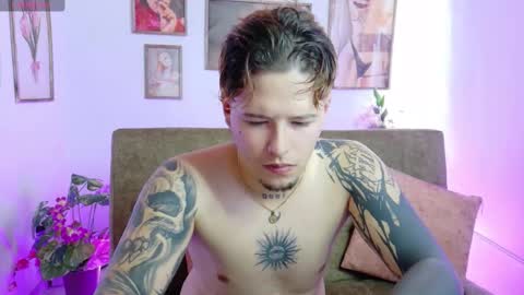 Snapshot of _tyleer_ chatting on October 6, 2025, 5:21 pm _tyleer_ online show from October 6, 2025, 5:21 pm