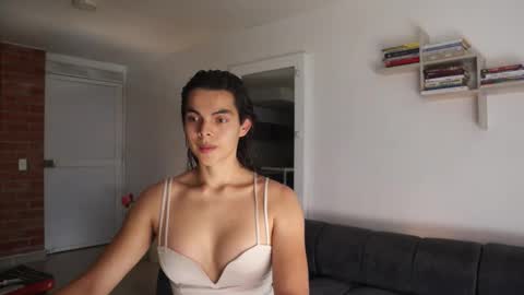 Anastasia Vahos online show from November 5, 2025, 5:24 pm