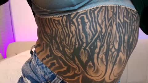 Snapshot of _velka_ chatting on November 3, 2025, 4:03 am _velka_ online show from November 3, 2025, 4:03 am