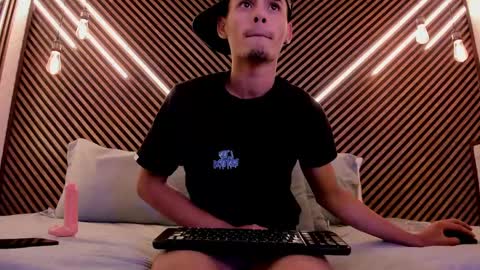 Snapshot of _white_fox_ chatting on February 19, 2025, 7:39 am white fox online show from February 19, 2025, 7:39 am