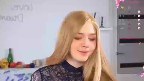 LITTLE FOX online show from November 7, 2025, 6:19 pm