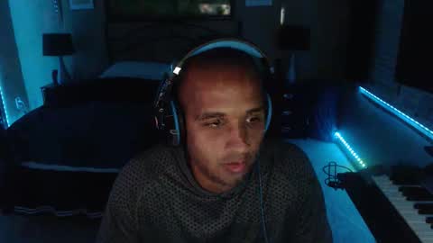 a4orce online show from November 12, 2025, 2:01 am