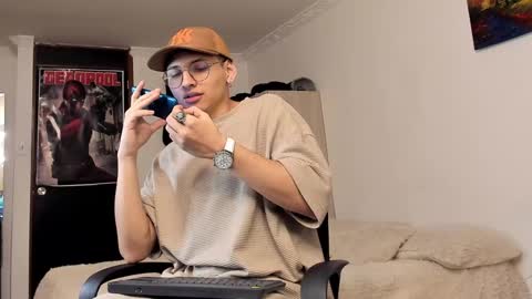 Snapshot of a_lejandro_08 chatting on December 25, 2024, 12:48 am alejo online show from December 25, 2024, 12:48 am