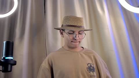 Snapshot of a_lejandro_08 chatting on February 4, 2025, 7:07 am alejo online show from February 4, 2025, 7:07 am