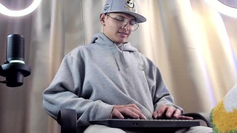 Snapshot of a_lejandro_08 chatting on February 5, 2025, 7:18 am alejo online show from February 5, 2025, 7:18 am