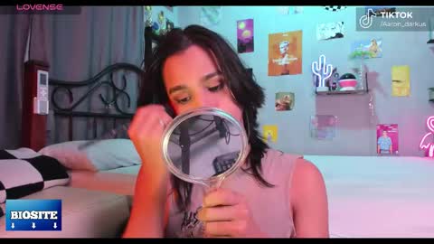 Snapshot of aaron_darkus chatting on February 5, 2026, 3:22 am Aaron online show from February 5, 2026, 3:22 am