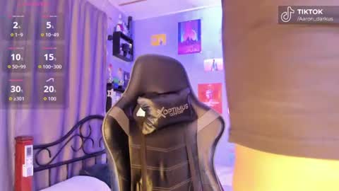 Snapshot of aaron_darkus chatting on June 18, 2026, 3:07 am Aaron online show from June 18, 2026, 3:07 am