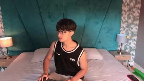 Aaron Ezequiel online show from April 19, 2026, 2:16 pm