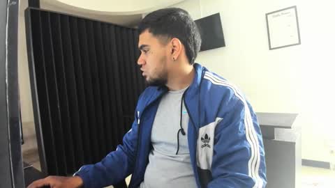 ig aaron hunter123 online show from March 28, 2026, 1:33 pm