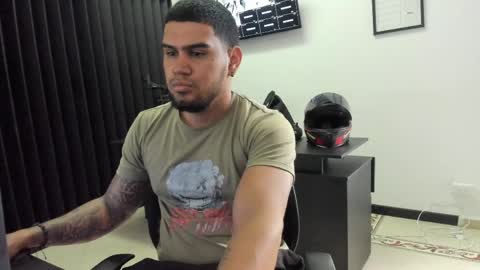 ig aaron hunter123 online show from April 29, 2026, 9:43 pm