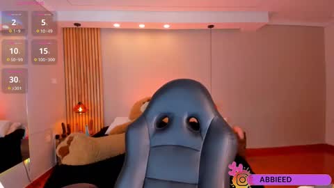 Snapshot of abbieedmond chatting on February 19, 2025, 4:23 am Abbie Edmond  online show from February 19, 2025, 4:23 am