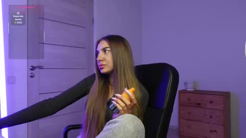 ABBY LAKER online show from September 18, 2025, 5:04 pm