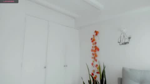 Laura  online show from November 19, 2025, 2:50 pm