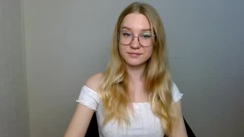 Abby Lovense is active online show from November 24, 2025, 3:23 pm