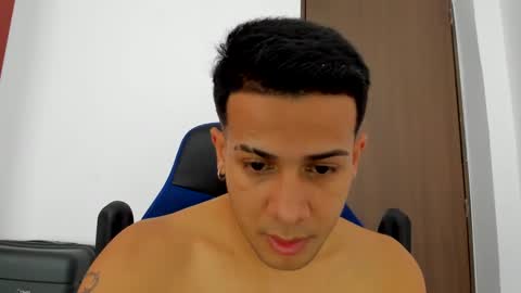 Independence model AbelAsburgo online show from December 18, 2024, 6:03 pm