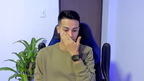 Independence model AbelAsburgo online show from March 9, 2025, 7:23 am