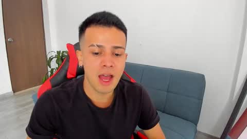 Independence model AbelAsburgo online show from March 18, 2026, 7:28 pm