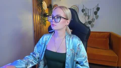 adaquinn online show from October 3, 2025, 5:37 am