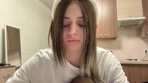 Snapshot of adelinehaefner chatting on December 17, 2025, 7:03 am Anna online show from December 17, 2025, 7:03 am