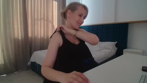 Snapshot of adellynrose chatting on June 19, 2026, 3:27 pm Adellyn online show from June 19, 2026, 3:27 pm