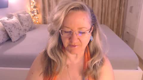 Cryna online show from April 15, 2026, 4:41 am