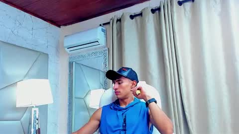 Snapshot of adrian_rae chatting on January 25, 2025, 12:05 pm online show from January 25, 2025, 12:05 pm