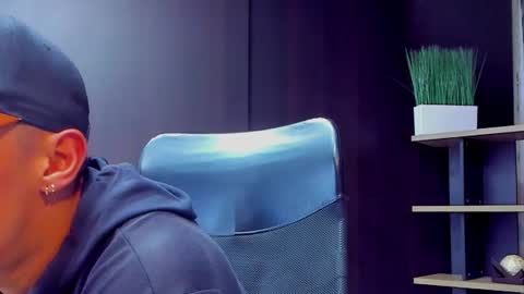 Snapshot of adrian_rae chatting on September 30, 2025, 12:26 am online show from September 30, 2025, 12:26 am