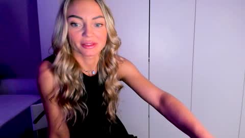 Adriana online show from December 25, 2024, 4:11 pm