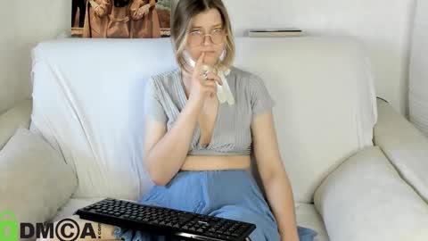 Agnes online show from September 19, 2025, 8:38 am