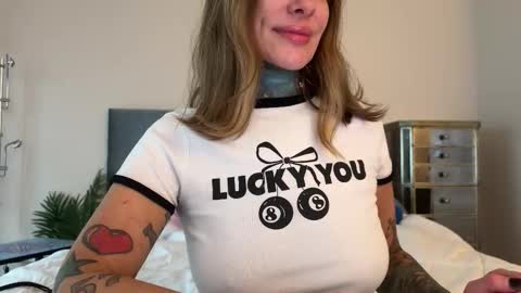 Snapshot of airgeadx chatting on February 13, 2026, 8:05 pm Airgead online show from February 13, 2026, 8:05 pm