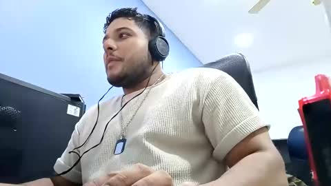 Snapshot of aj_cooper90_ chatting on February 20, 2025, 3:34 am Esteban online show from February 20, 2025, 3:34 am