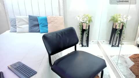 Snapshot of alaiasmile_ chatting on April 18, 2026, 7:58 pm online show from April 18, 2026, 7:58 pm