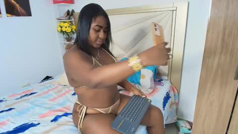 Snapshot of alanavega12 chatting on January 5, 2025, 1:15 pm alana online show from January 5, 2025, 1:15 pm