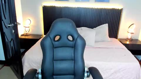 Snapshot of alani_rose_ chatting on October 29, 2025, 11:01 am ALANI online show from October 29, 2025, 11:01 am