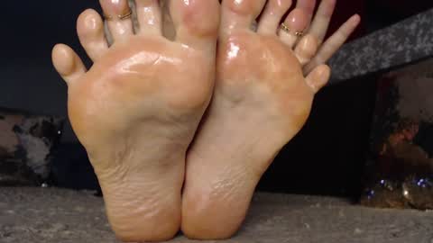 Snapshot of alanna_gold chatting on January 4, 2025, 3:29 am Alanna online show from January 4, 2025, 3:29 am