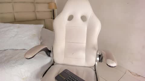 Snapshot of alaskaflowers_ chatting on December 14, 2025, 4:29 am Alaska online show from December 14, 2025, 4:29 am