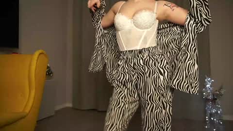 Hi all. My name is Stela and this is my first day here online show from January 14, 2025, 10:23 pm