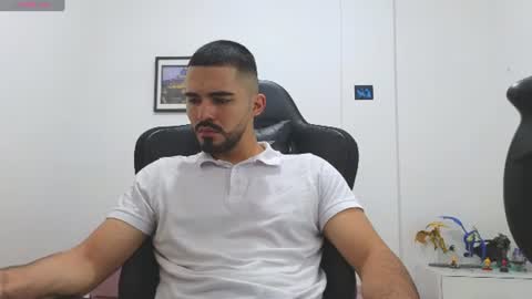 alejandroo_7 online show from July 8, 2026, 6:23 pm