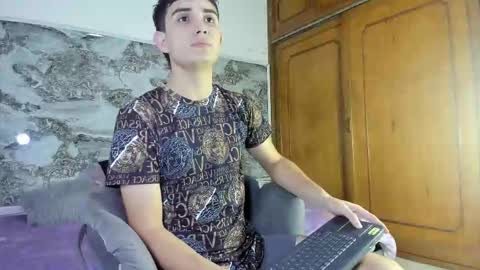 alejo_gray1 online show from November 9, 2025, 7:23 pm