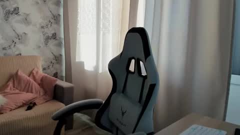 Snapshot of aletta_oushen chatting on October 19, 2025, 9:10 am Aletta Oushen online show from October 19, 2025, 9:10 am