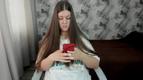 Snapshot of aletta_oushen chatting on May 6, 2026, 7:13 am Aletta Oushen online show from May 6, 2026, 7:13 am