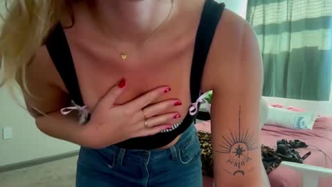 Snapshot of alex499990 chatting on December 5, 2024, 4:44 pm alex  online show from December 5, 2024, 4:44 pm