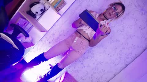 alexaavandercloude online show from April 14, 2026, 8:04 pm