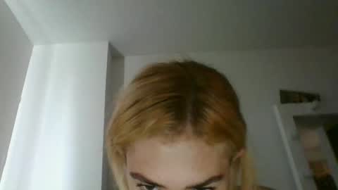 alexandra_paris21 online show from June 2, 2026, 8:33 pm