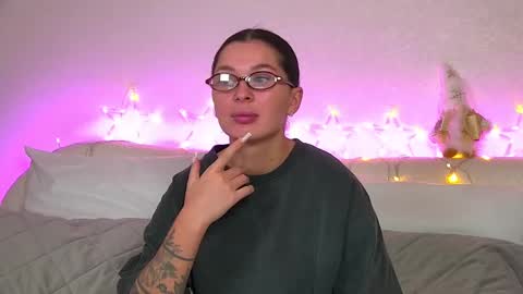AlexandraBloom online show from December 17, 2024, 6:53 pm