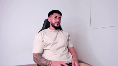 Alex   freelance model  instagram alex b229 online show from December 10, 2024, 11:51 pm