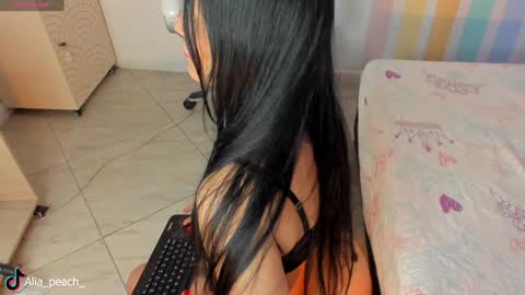 Snapshot of alia_peach_ chatting on December 15, 2024, 8:08 am Alia online show from December 15, 2024, 8:08 am