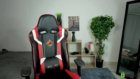 Snapshot of alice_whiteflower chatting on October 28, 2025, 3:14 pm Alice online show from October 28, 2025, 3:14 pm